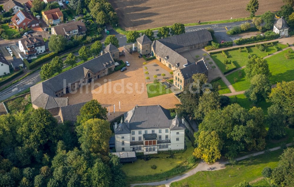 Holzwickede von oben - Gebäude und Parkanlagen des Gutshauses Haus Opherdicke in Holzwickede im Bundesland Nordrhein-Westfalen, Deutschland