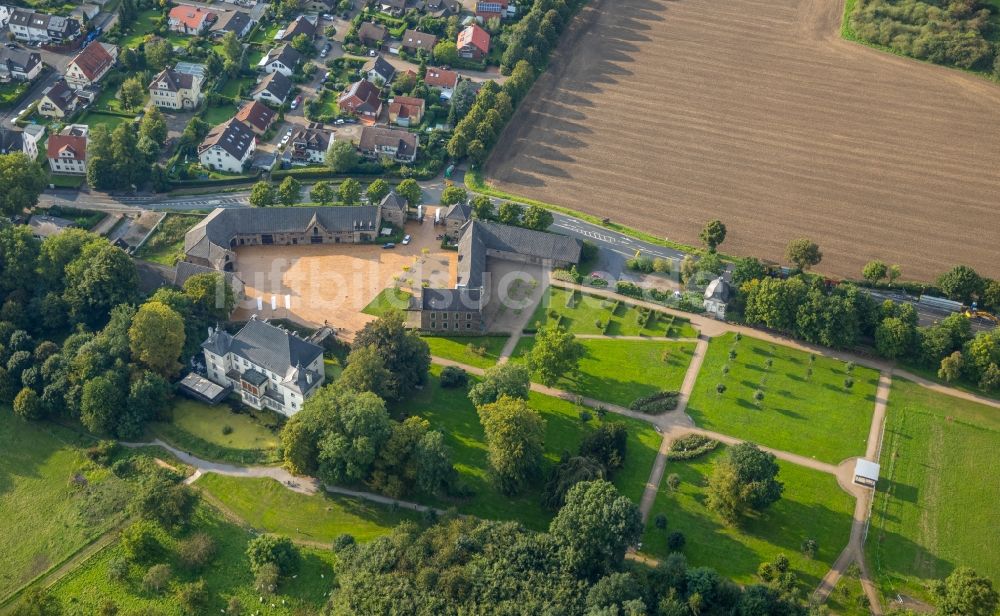 Luftaufnahme Holzwickede - Gebäude und Parkanlagen des Gutshauses Haus Opherdicke in Holzwickede im Bundesland Nordrhein-Westfalen, Deutschland