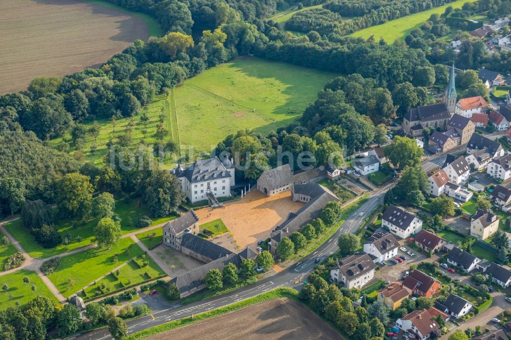 Holzwickede von oben - Gebäude und Parkanlagen des Gutshauses Haus Opherdicke in Holzwickede im Bundesland Nordrhein-Westfalen, Deutschland