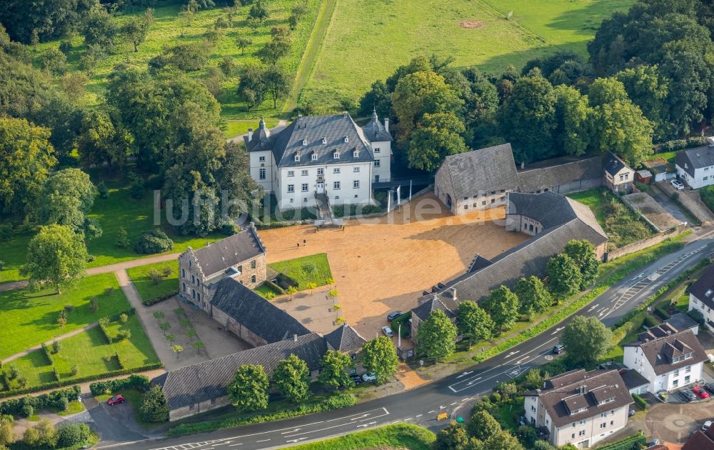 Holzwickede aus der Vogelperspektive: Gebäude und Parkanlagen des Gutshauses Haus Opherdicke in Holzwickede im Bundesland Nordrhein-Westfalen, Deutschland