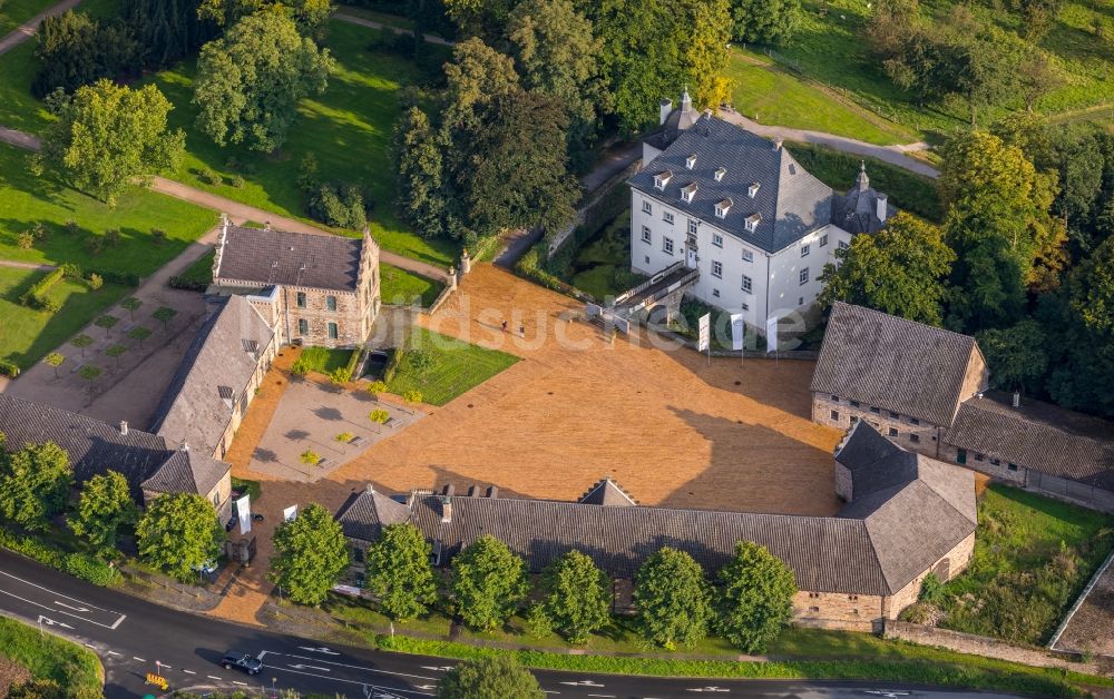 Holzwickede von oben - Gebäude und Parkanlagen des Gutshauses Haus Opherdicke in Holzwickede im Bundesland Nordrhein-Westfalen, Deutschland