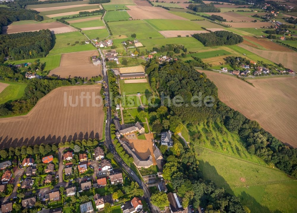 Luftbild Holzwickede - Gebäude und Parkanlagen des Gutshauses Haus Opherdicke in Holzwickede im Bundesland Nordrhein-Westfalen, Deutschland