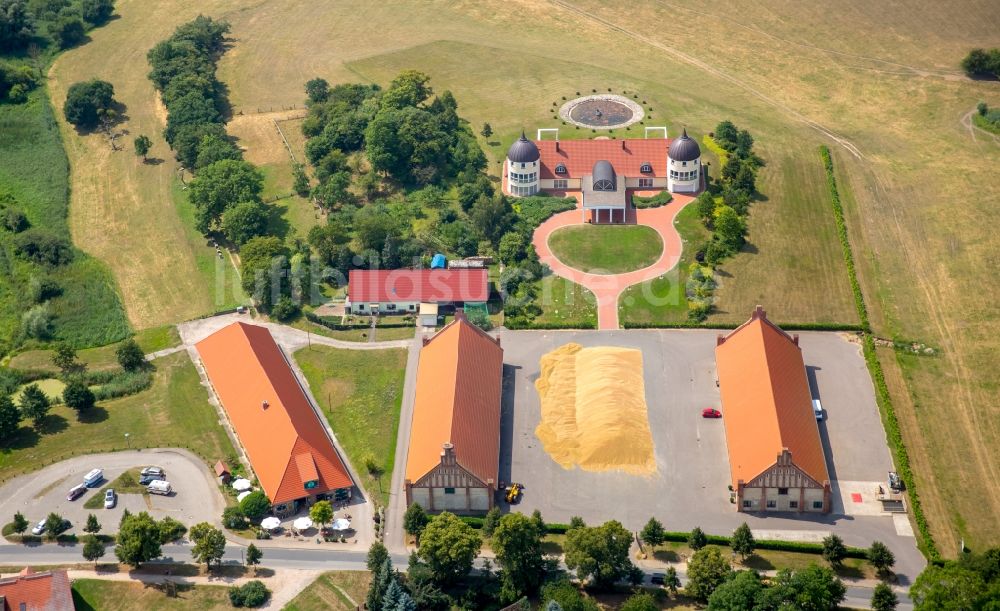 Basedow von oben - Gebäude und Parkanlagen des Gutshauses und Herrenhauses Alter Schafsstall in Basedow im Bundesland Mecklenburg-Vorpommern