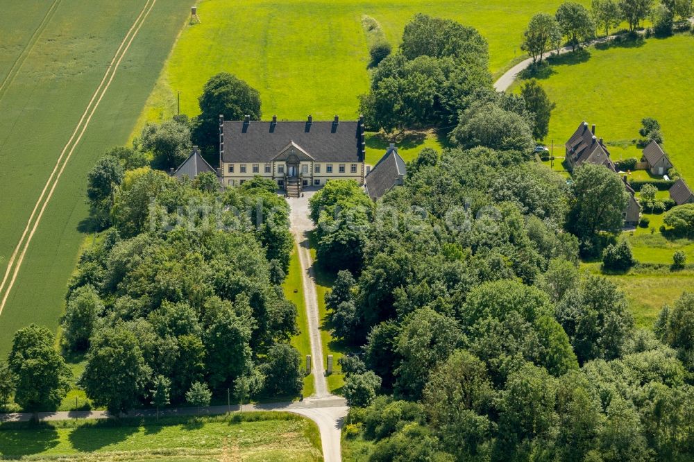 Brilon von oben - Gebäude und Parkanlagen des Gutshauses und Herrenhauses in Brilon im Bundesland Nordrhein-Westfalen, Deutschland