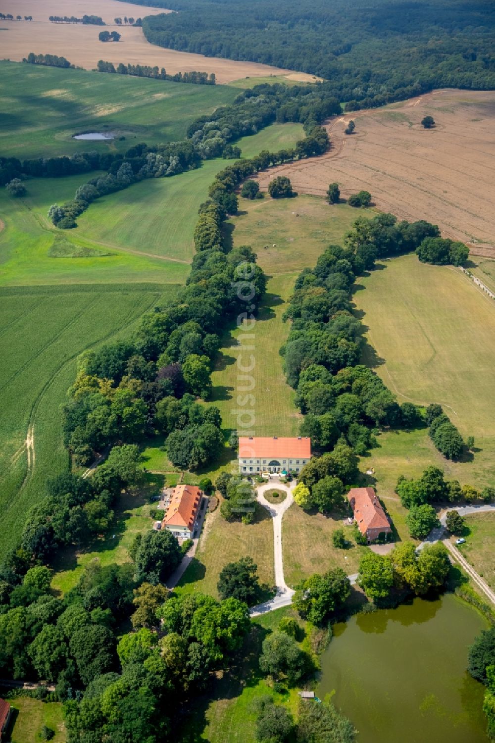 Duckow von oben - Gebäude und Parkanlagen des Gutshauses und Herrenhauses in Duckow im Bundesland Mecklenburg-Vorpommern