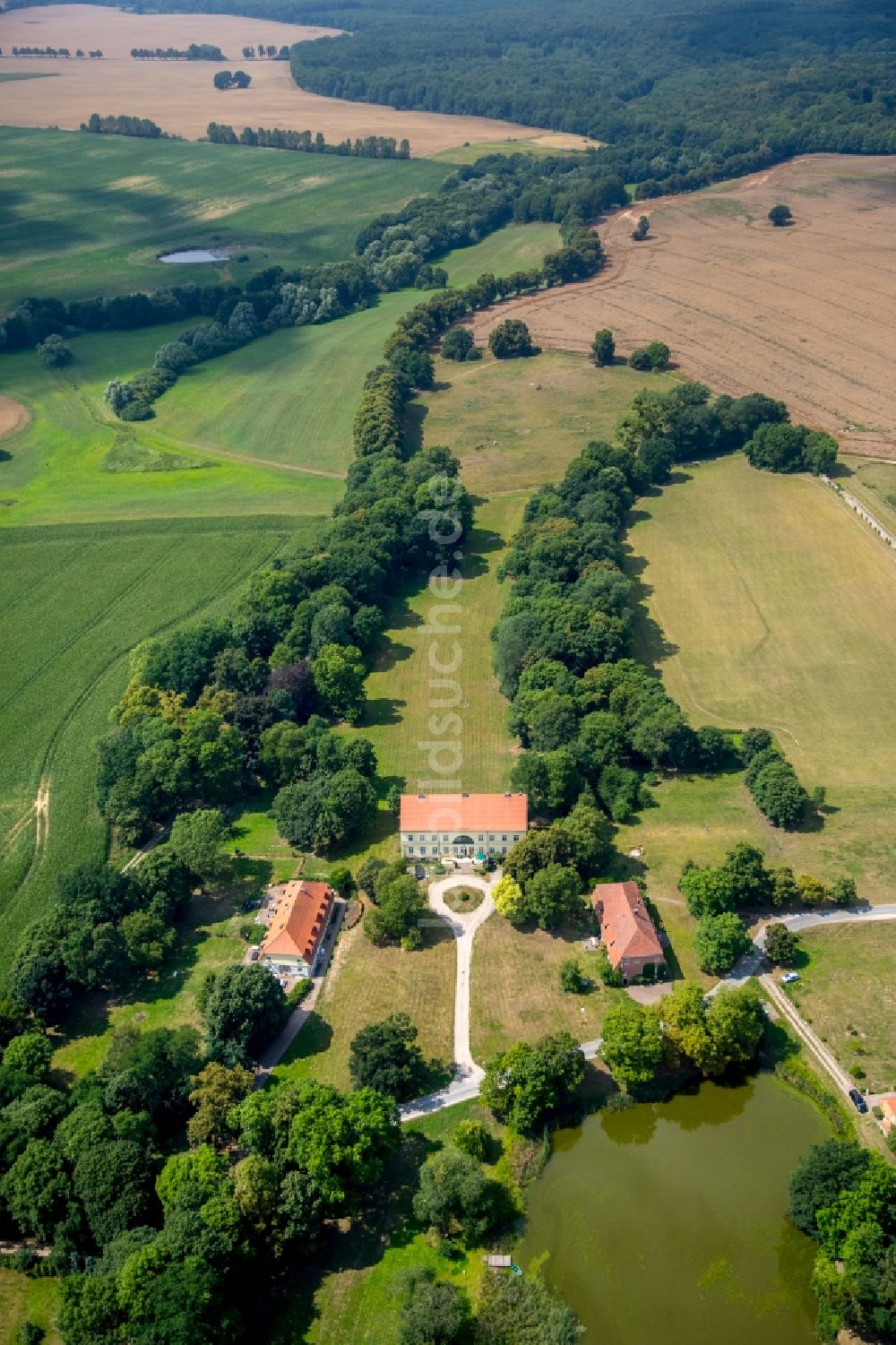 Duckow aus der Vogelperspektive: Gebäude und Parkanlagen des Gutshauses und Herrenhauses in Duckow im Bundesland Mecklenburg-Vorpommern