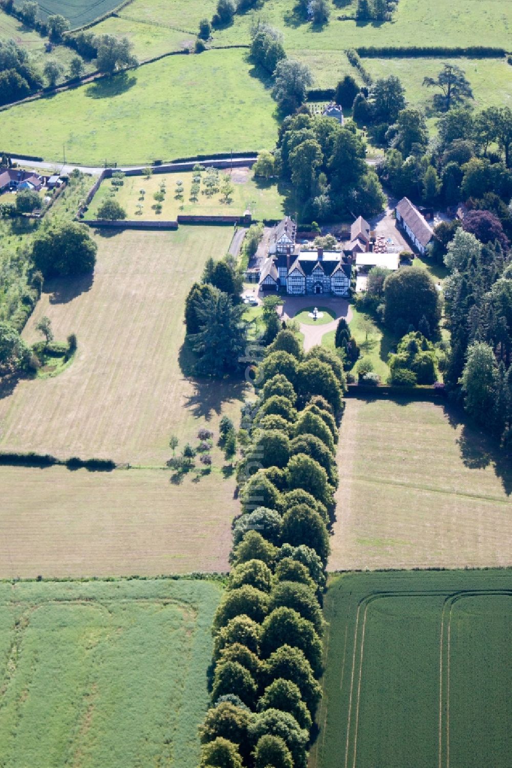 Earl's Croome aus der Vogelperspektive: Gebäude und Parkanlagen des Gutshauses und Herrenhauses in Earl's Croome in England, Vereinigtes Königreich