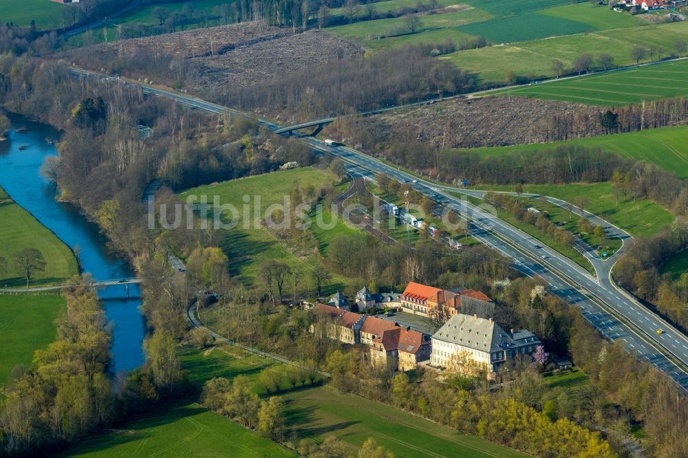 Ense aus der Vogelperspektive: Gebäude und Parkanlagen des Gutshauses und Herrenhauses Haus Füchten im Ortsteil Hünningen in Ense im Bundesland Nordrhein-Westfalen, Deutschland