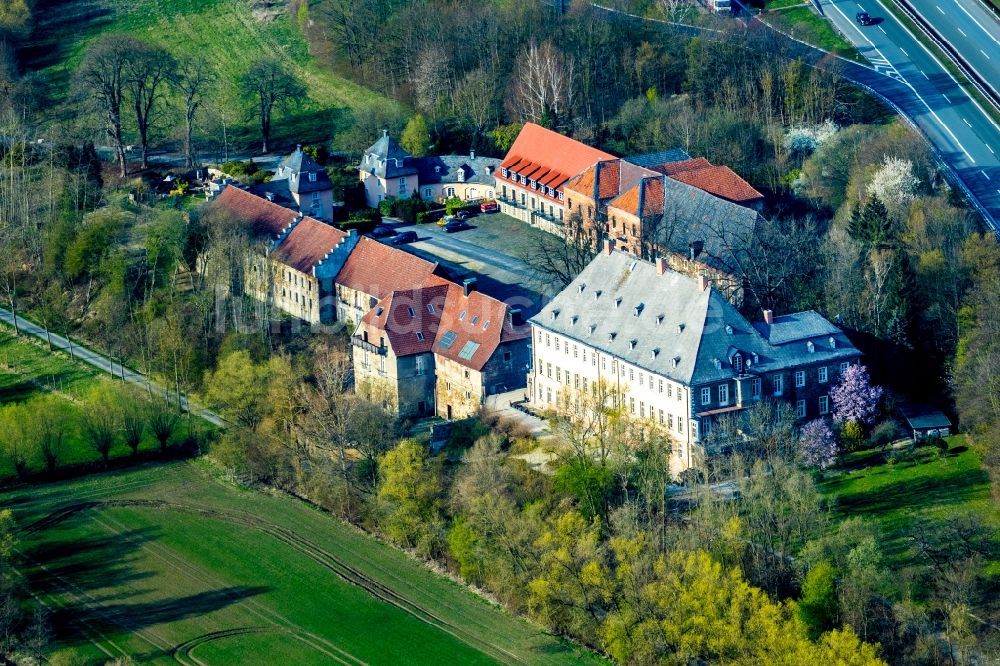 Luftaufnahme Ense - Gebäude und Parkanlagen des Gutshauses und Herrenhauses Haus Füchten im Ortsteil Hünningen in Ense im Bundesland Nordrhein-Westfalen, Deutschland