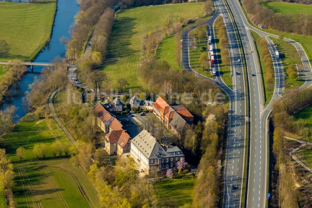 Ense von oben - Gebäude und Parkanlagen des Gutshauses und Herrenhauses Haus Füchten im Ortsteil Hünningen in Ense im Bundesland Nordrhein-Westfalen, Deutschland