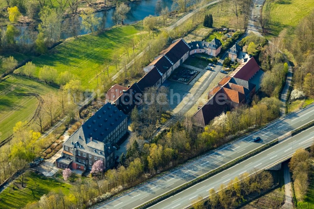 Luftbild Ense - Gebäude und Parkanlagen des Gutshauses und Herrenhauses Haus Füchten im Ortsteil Hünningen in Ense im Bundesland Nordrhein-Westfalen, Deutschland