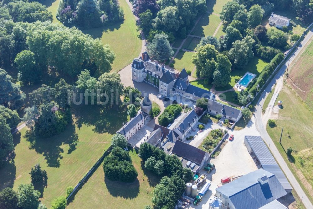 Landes-le-Gaulois aus der Vogelperspektive: Gebäude und Parkanlagen des Gutshauses und Herrenhauses in Landes-le-Gaulois in Centre-Val de Loire, Frankreich