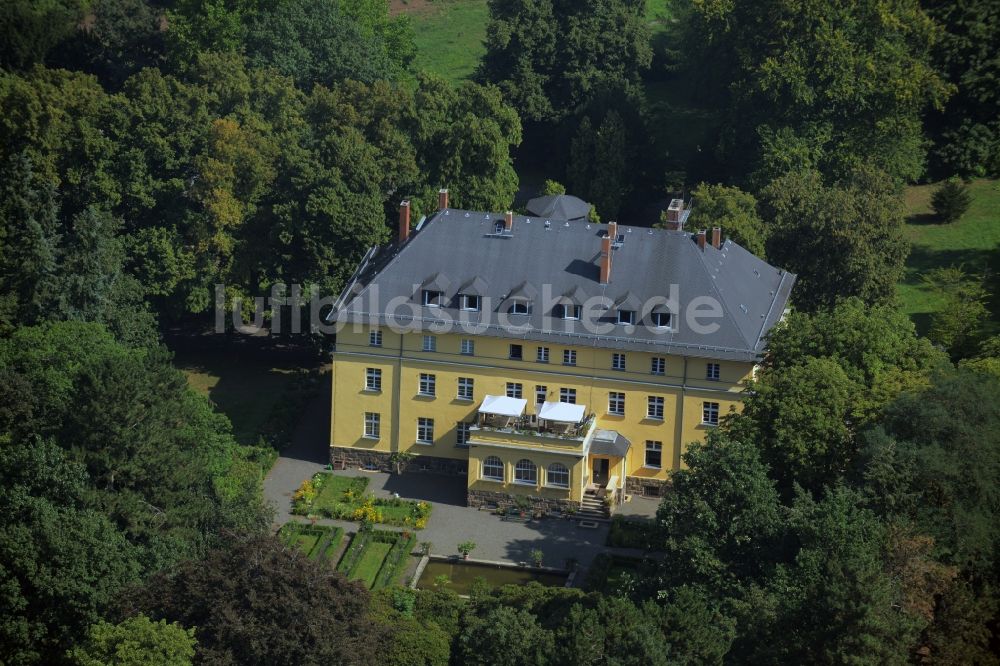 Parthenstein von oben - Gebäude und Parkanlagen des Gutshauses und Herrenhauses in Parthenstein im Bundesland Sachsen