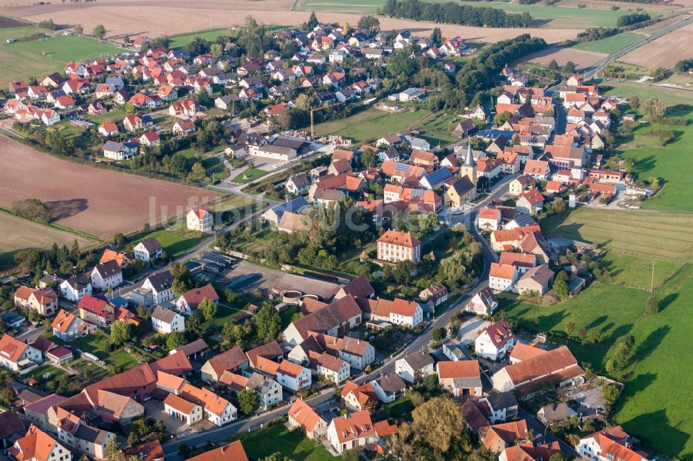 Sambach von oben - Gebäude und Parkanlagen des Gutshauses und Herrenhauses in Sambach im Bundesland Bayern, Deutschland