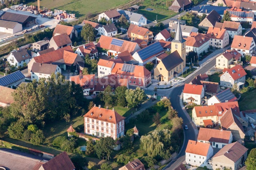 Sambach aus der Vogelperspektive: Gebäude und Parkanlagen des Gutshauses und Herrenhauses in Sambach im Bundesland Bayern, Deutschland