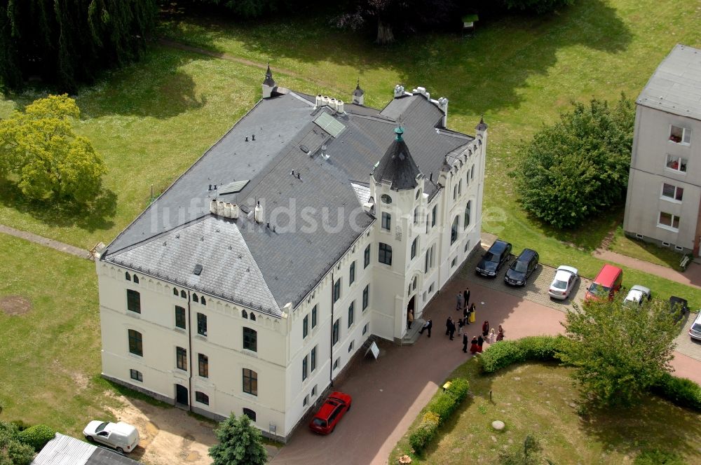 Viecheln aus der Vogelperspektive: Gebäude und Parkanlagen des Gutshauses und Herrenhauses in Viecheln im Bundesland Mecklenburg-Vorpommern, Deutschland