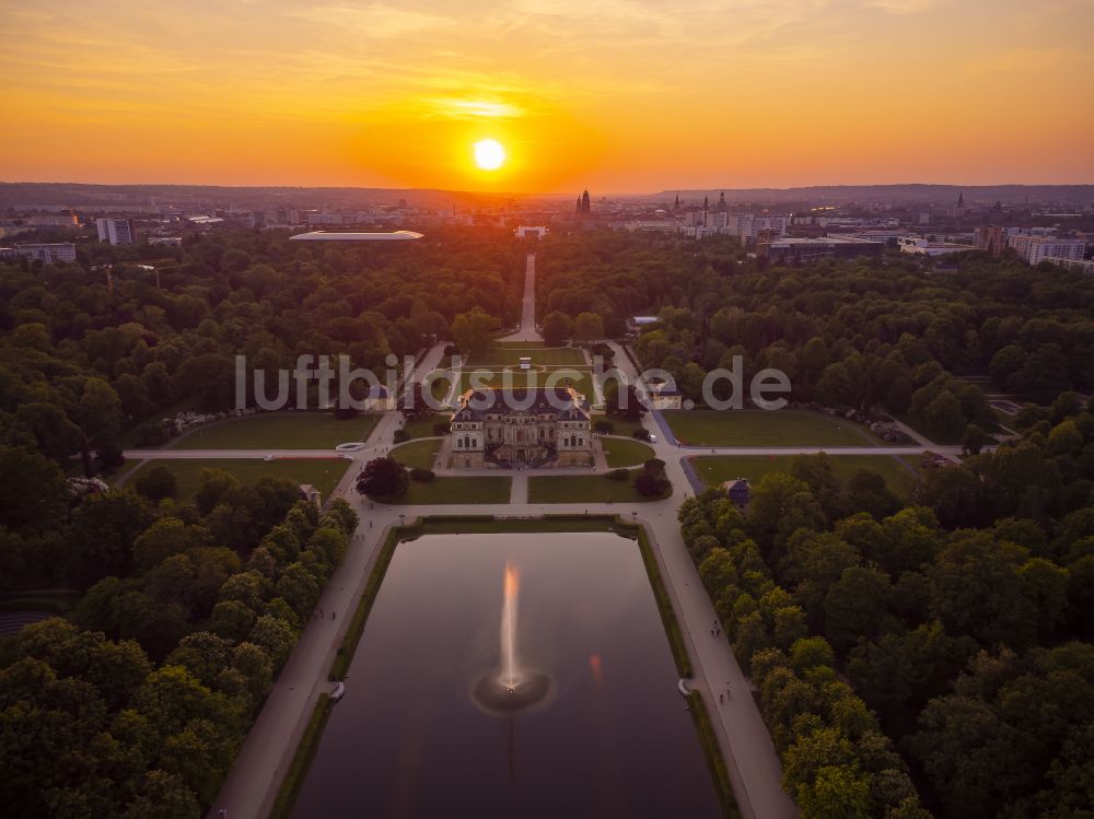 Luftaufnahme Dresden - Gebäude und Parkanlagen des Gutshauses Palais - Grosser Garten in Dresden im Bundesland Sachsen, Deutschland