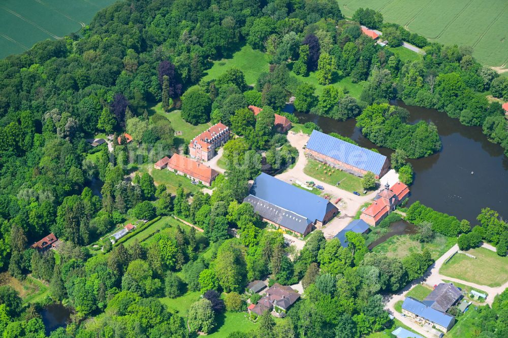Luftaufnahme Testorf - Gebäude und Parkanlagen des Gutshauses in Testorf im Bundesland Schleswig-Holstein, Deutschland