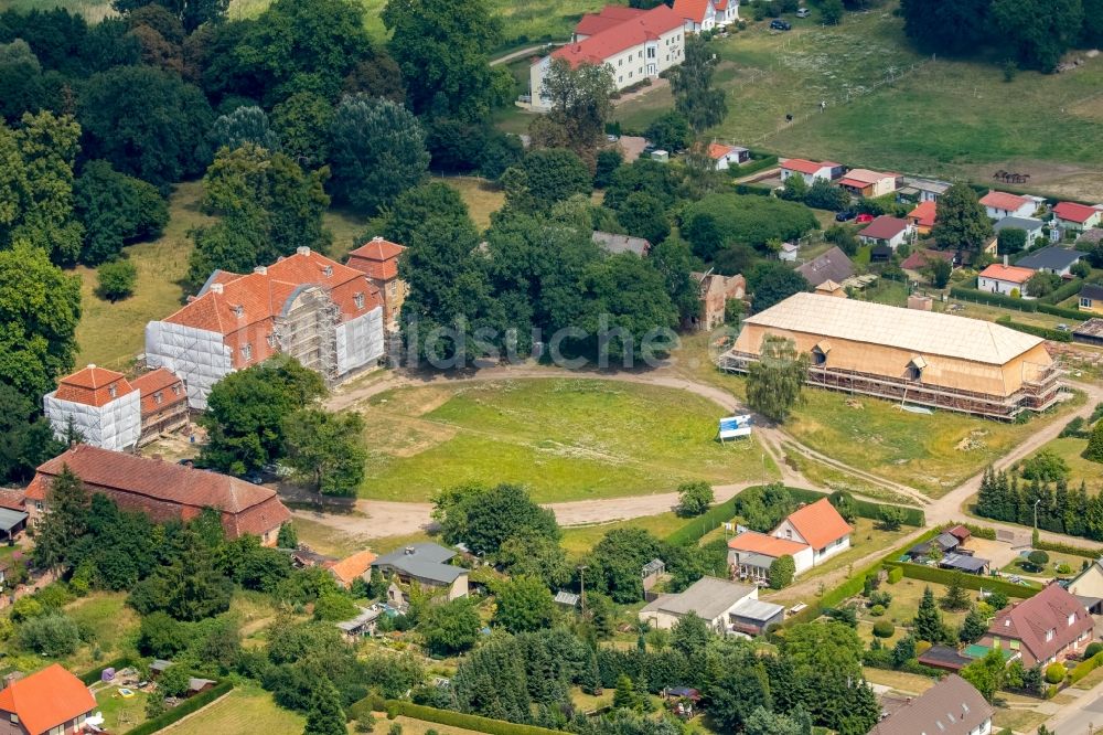 Luftaufnahme Kummerow - Gebäude und Parkanlagen des Herrenhauses Schloss Kummerow in Kummerow im Bundesland Mecklenburg-Vorpommern