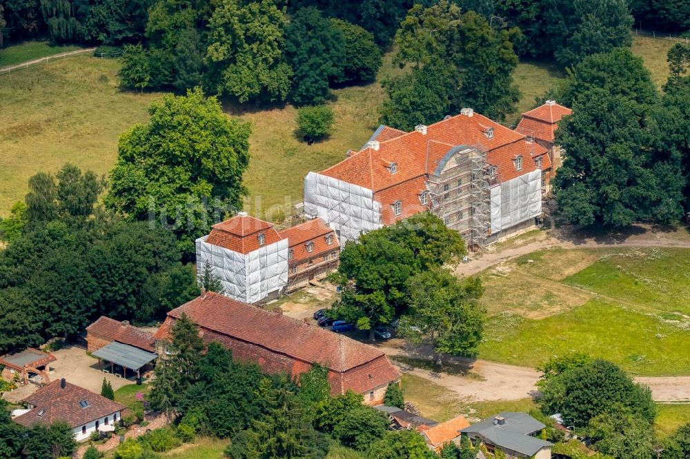 Kummerow von oben - Gebäude und Parkanlagen des Herrenhauses Schloss Kummerow in Kummerow im Bundesland Mecklenburg-Vorpommern