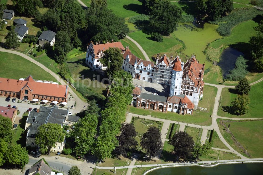 Basedow aus der Vogelperspektive: Gebäude und Parkanlagen des Schloß in Basedow im Bundesland Mecklenburg-Vorpommern