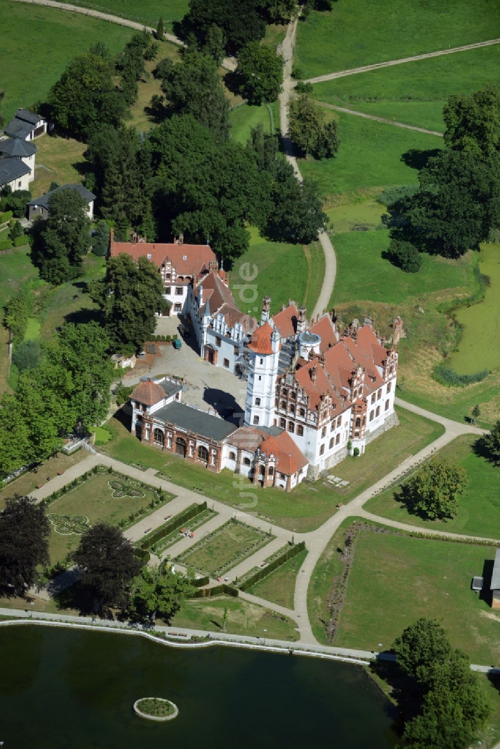 Basedow aus der Vogelperspektive: Gebäude und Parkanlagen des Schloß in Basedow im Bundesland Mecklenburg-Vorpommern