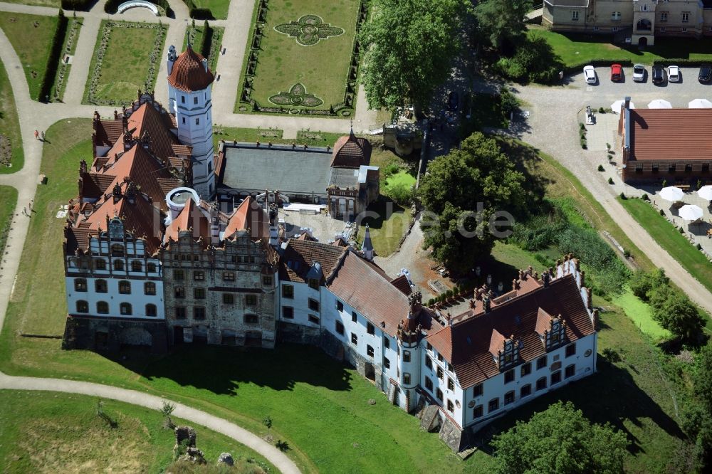 Basedow von oben - Gebäude und Parkanlagen des Schloß in Basedow im Bundesland Mecklenburg-Vorpommern