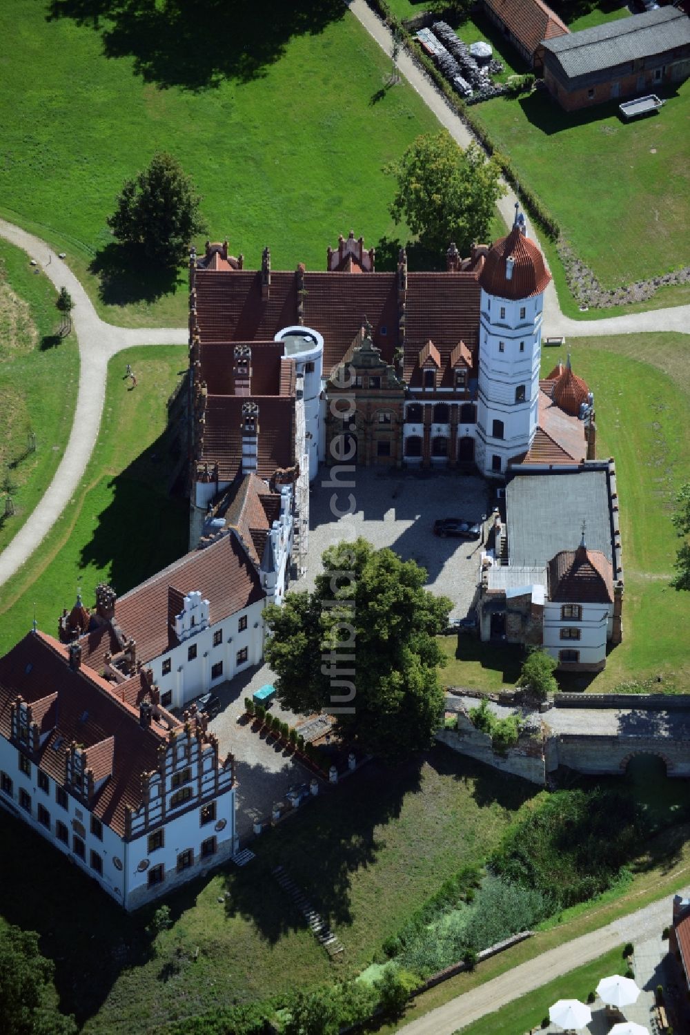 Basedow von oben - Gebäude und Parkanlagen des Schloß in Basedow im Bundesland Mecklenburg-Vorpommern