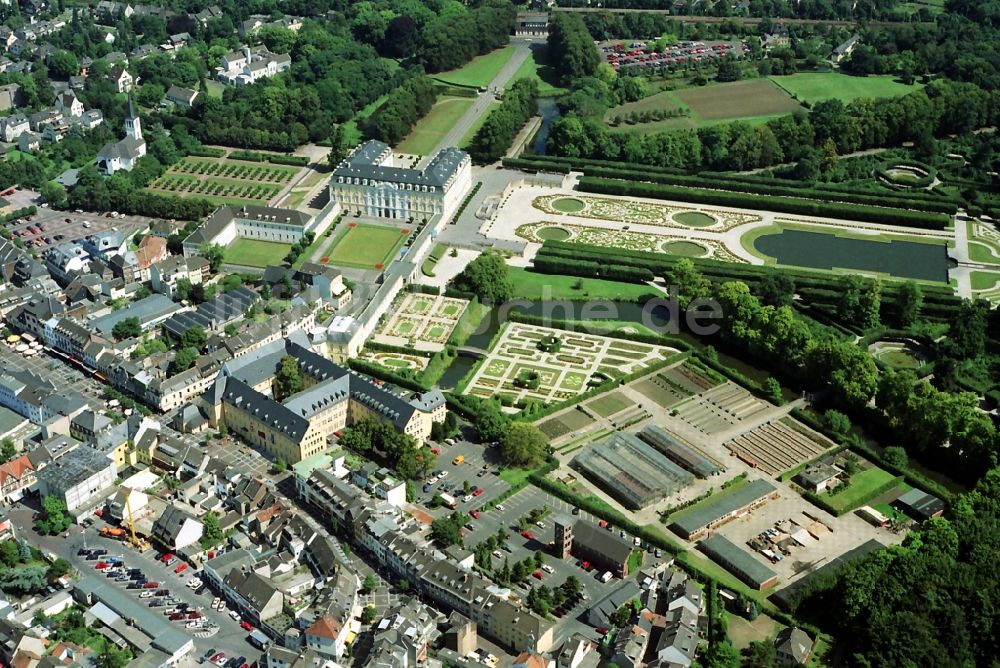 Brühl von oben - Gebäude und Parkanlagen des Schloß in Brühl im Bundesland Nordrhein-Westfalen