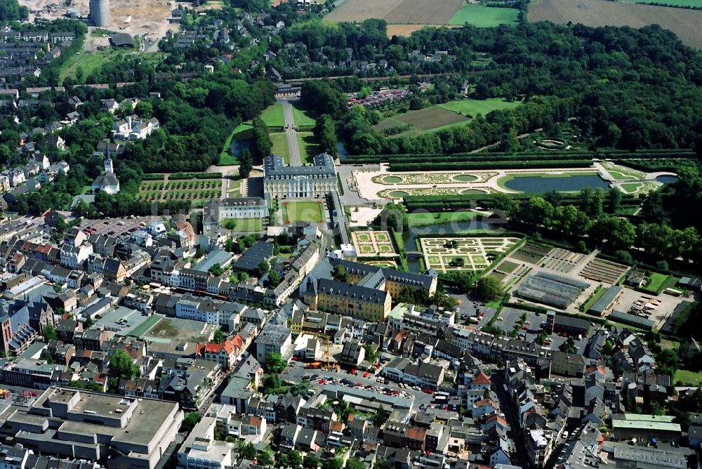 Brühl aus der Vogelperspektive: Gebäude und Parkanlagen des Schloß in Brühl im Bundesland Nordrhein-Westfalen