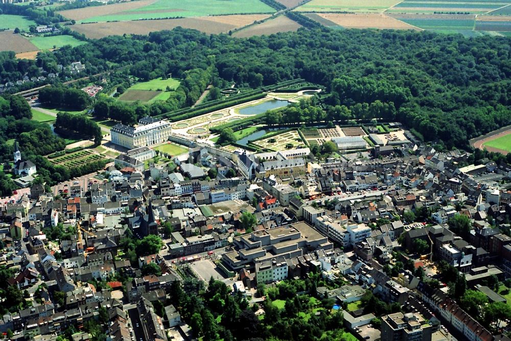 Luftbild Brühl - Gebäude und Parkanlagen des Schloß in Brühl im Bundesland Nordrhein-Westfalen