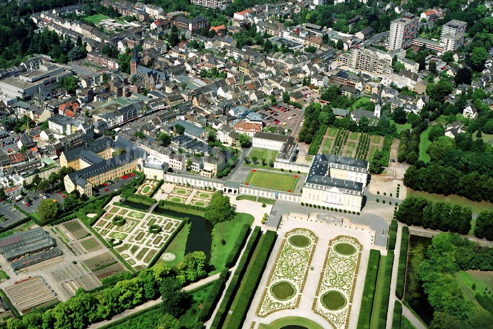 Luftaufnahme Brühl - Gebäude und Parkanlagen des Schloß in Brühl im Bundesland Nordrhein-Westfalen