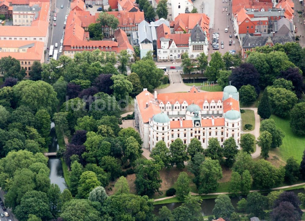 Luftbild Celle - Gebäude und Parkanlagen des Schloss Celle im Bundesland Niedersachsen