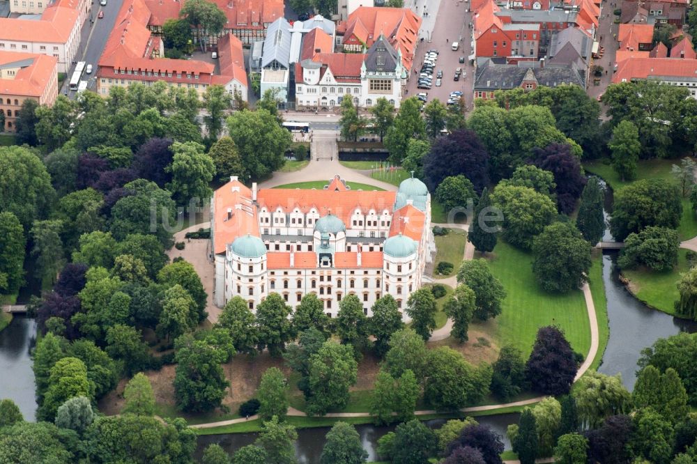 Luftaufnahme Celle - Gebäude und Parkanlagen des Schloss Celle im Bundesland Niedersachsen