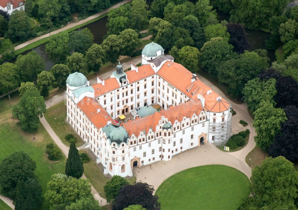 Celle von oben - Gebäude und Parkanlagen des Schloss Celle im Bundesland Niedersachsen