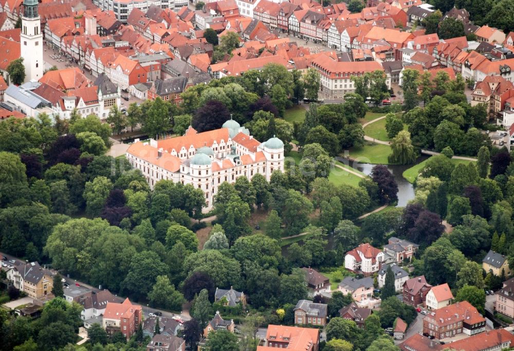 Celle aus der Vogelperspektive: Gebäude und Parkanlagen des Schloss Celle im Bundesland Niedersachsen