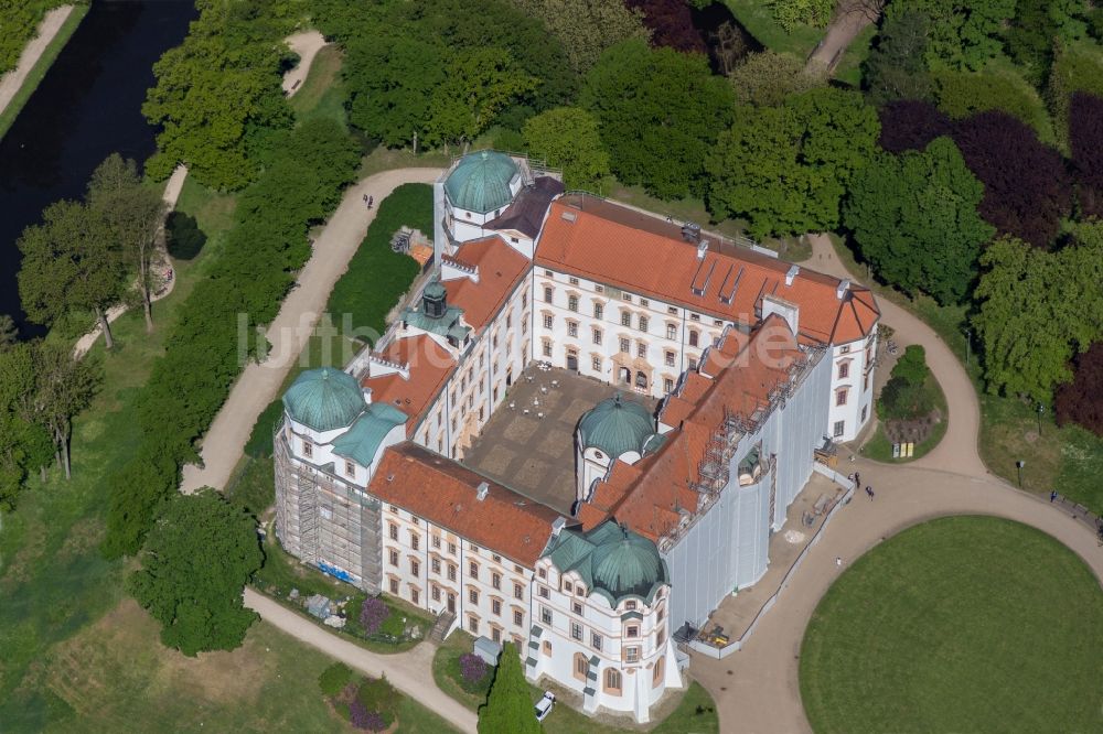 Celle von oben - Gebäude und Parkanlagen des Schloss Celle im Bundesland Niedersachsen