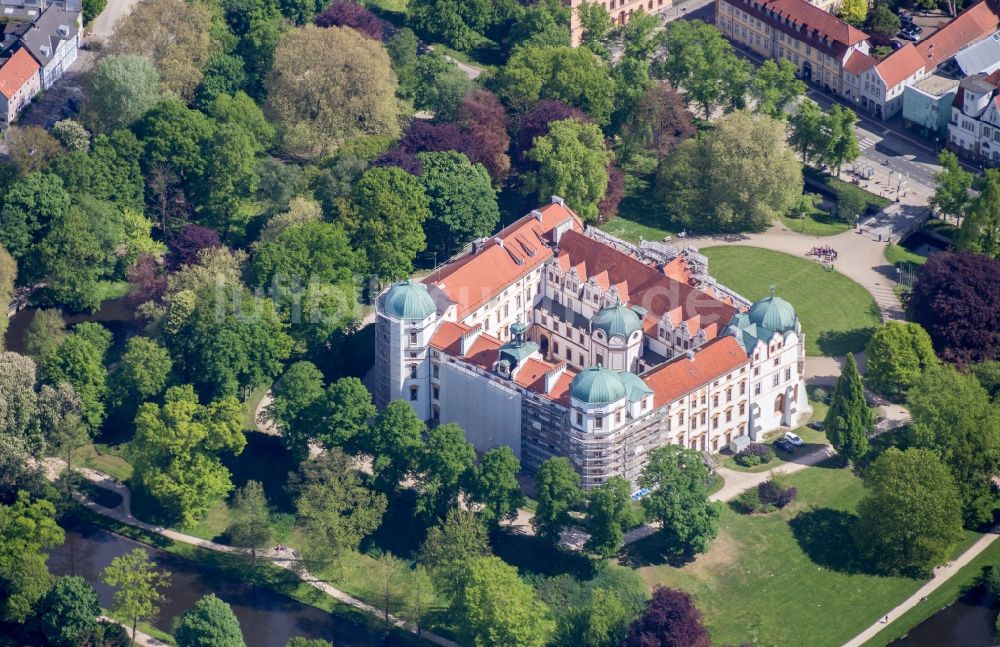 Celle aus der Vogelperspektive: Gebäude und Parkanlagen des Schloss Celle im Bundesland Niedersachsen