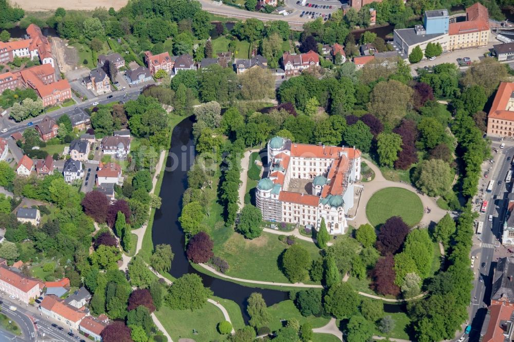 Luftaufnahme Celle - Gebäude und Parkanlagen des Schloss Celle im Bundesland Niedersachsen