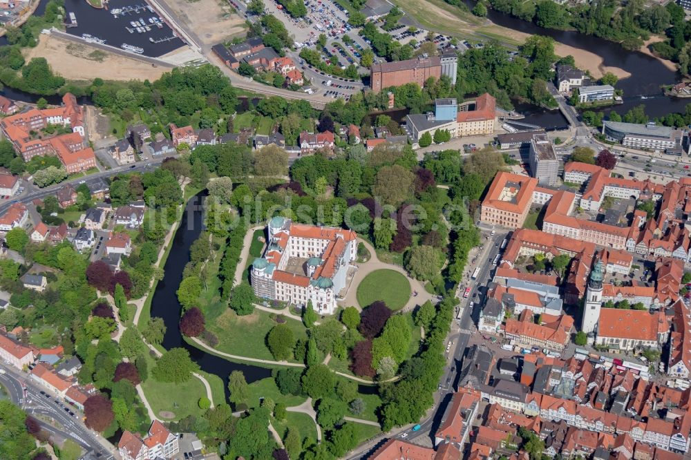 Celle von oben - Gebäude und Parkanlagen des Schloss Celle im Bundesland Niedersachsen