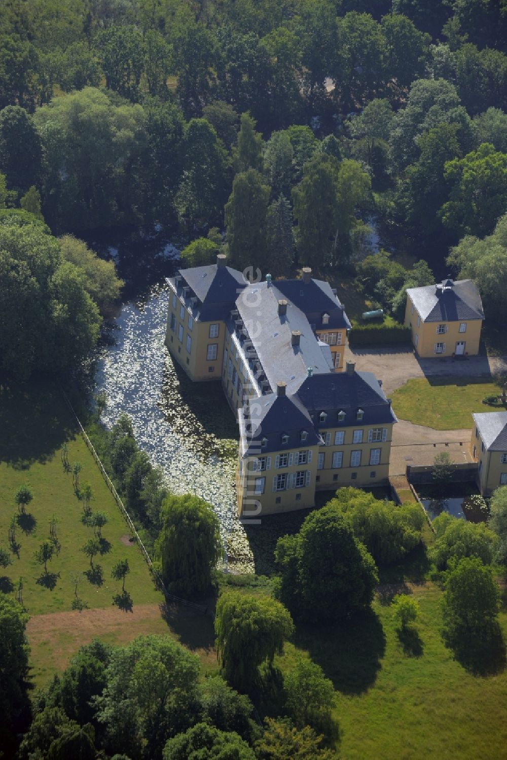 Wadersloh von oben - Gebäude und Parkanlagen von Schloss Crassenstein im Ortsteil Diestedde in der Gemeinde Wadersloh im Bundesland Nordrhein-Westfalen