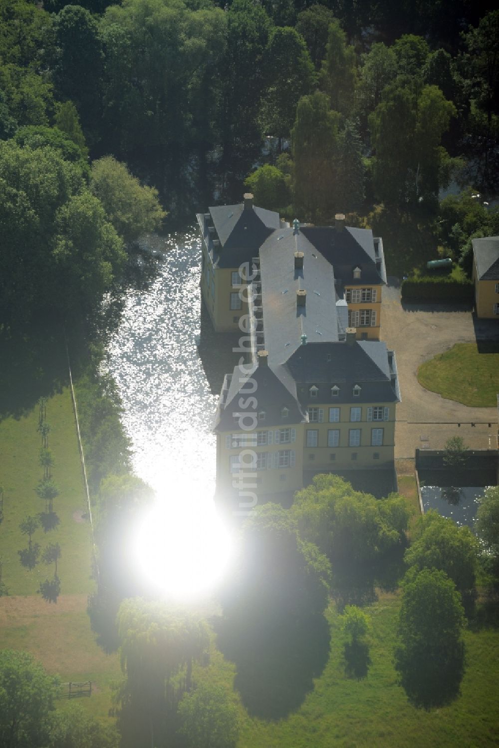 Wadersloh aus der Vogelperspektive: Gebäude und Parkanlagen von Schloss Crassenstein im Ortsteil Diestedde in der Gemeinde Wadersloh im Bundesland Nordrhein-Westfalen