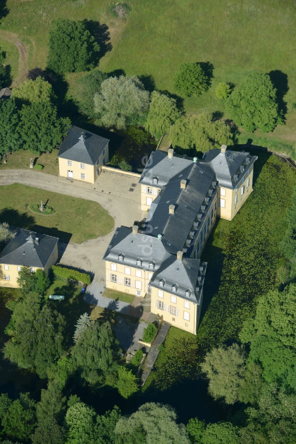 Luftaufnahme Wadersloh - Gebäude und Parkanlagen von Schloss Crassenstein im Ortsteil Diestedde in der Gemeinde Wadersloh im Bundesland Nordrhein-Westfalen