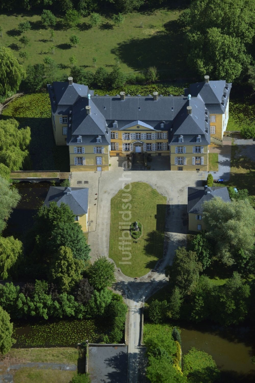 Luftaufnahme Wadersloh - Gebäude und Parkanlagen von Schloss Crassenstein im Ortsteil Diestedde in der Gemeinde Wadersloh im Bundesland Nordrhein-Westfalen