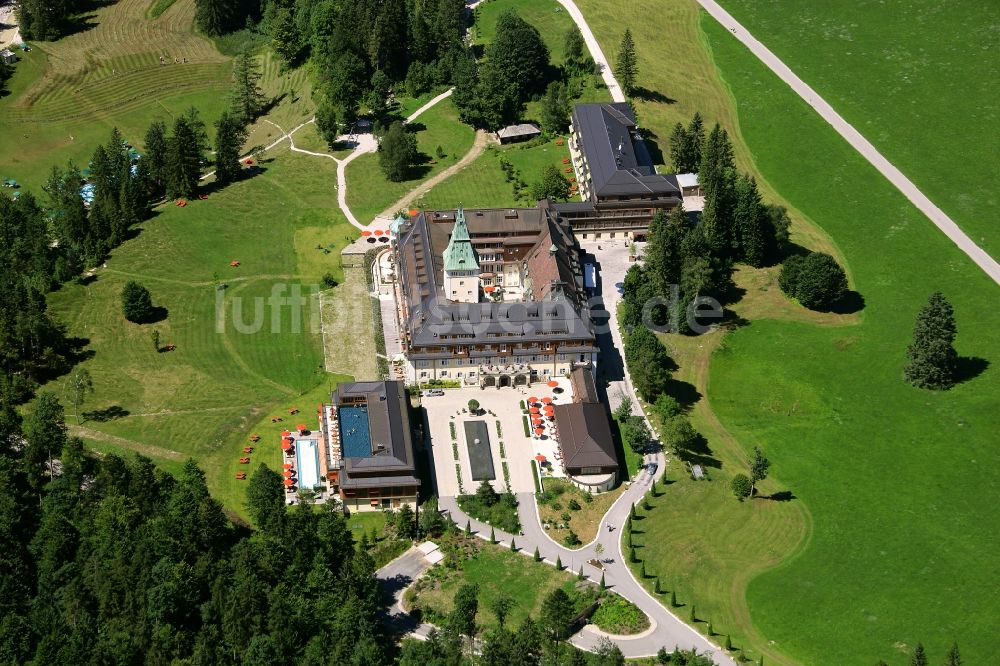 Luftbild Krün - Gebäude und Parkanlagen des Schloß Elmau Luxury Spa in Krün im Bundesland Bayern