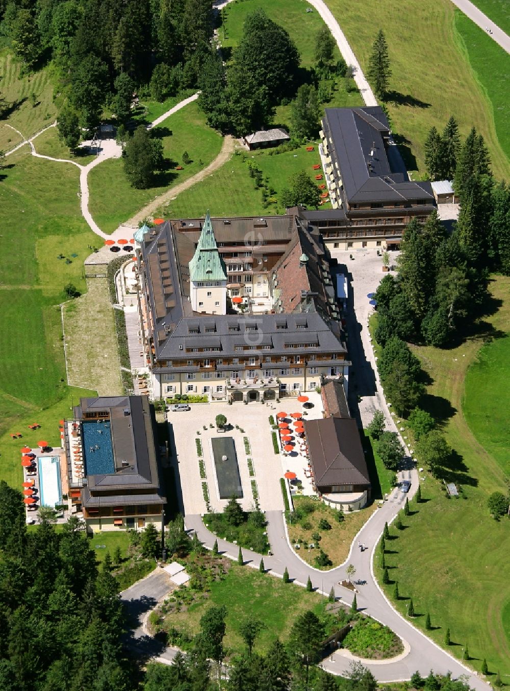 Luftaufnahme Krün - Gebäude und Parkanlagen des Schloß Elmau Luxury Spa in Krün im Bundesland Bayern