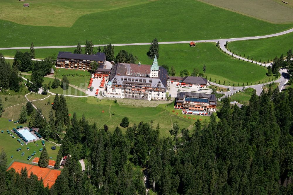 Krün aus der Vogelperspektive: Gebäude und Parkanlagen des Schloß Elmau Luxury Spa in Krün im Bundesland Bayern