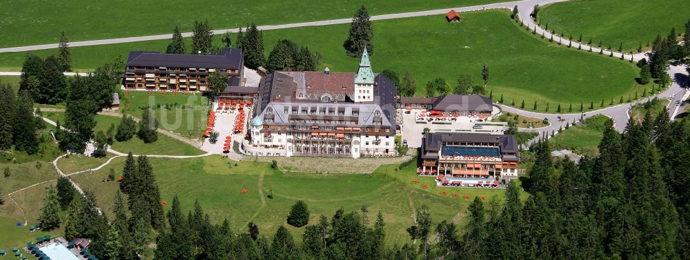 Luftbild Krün - Gebäude und Parkanlagen des Schloß Elmau Luxury Spa in Krün im Bundesland Bayern