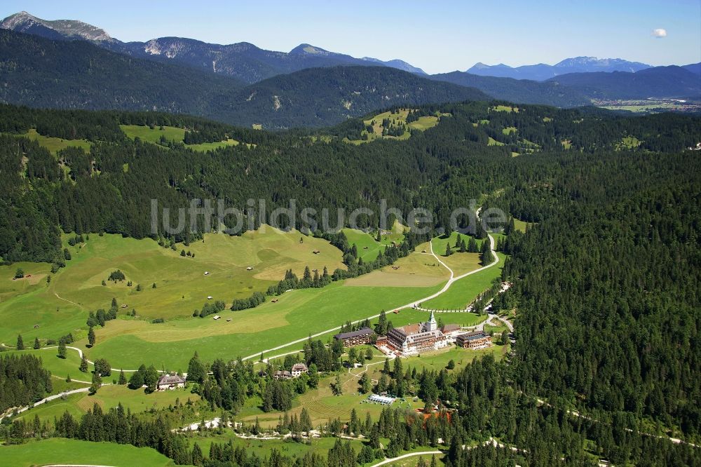 Luftaufnahme Krün - Gebäude und Parkanlagen des Schloß Elmau Luxury Spa in Krün im Bundesland Bayern