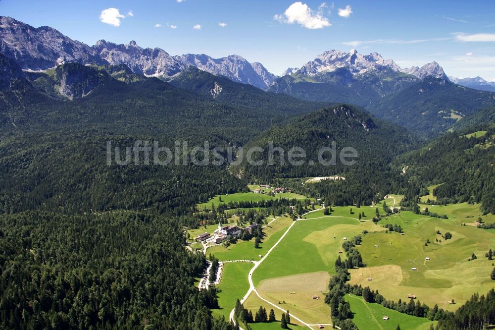 Krün von oben - Gebäude und Parkanlagen des Schloß Elmau Luxury Spa in Krün im Bundesland Bayern